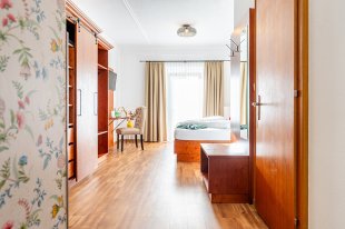 1_hotel_Krone_Lechaschau_Doppelzimmer_Schneeweisschen.jpg