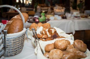 hotel_romantik_krone_lechaschau_fruehstueck_brot.jpg