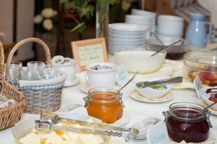 hotel_romantik_krone_lechaschau_fruehstueck_marmelade.jpg